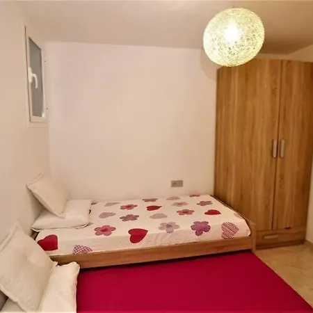 Yale Apartment Tias